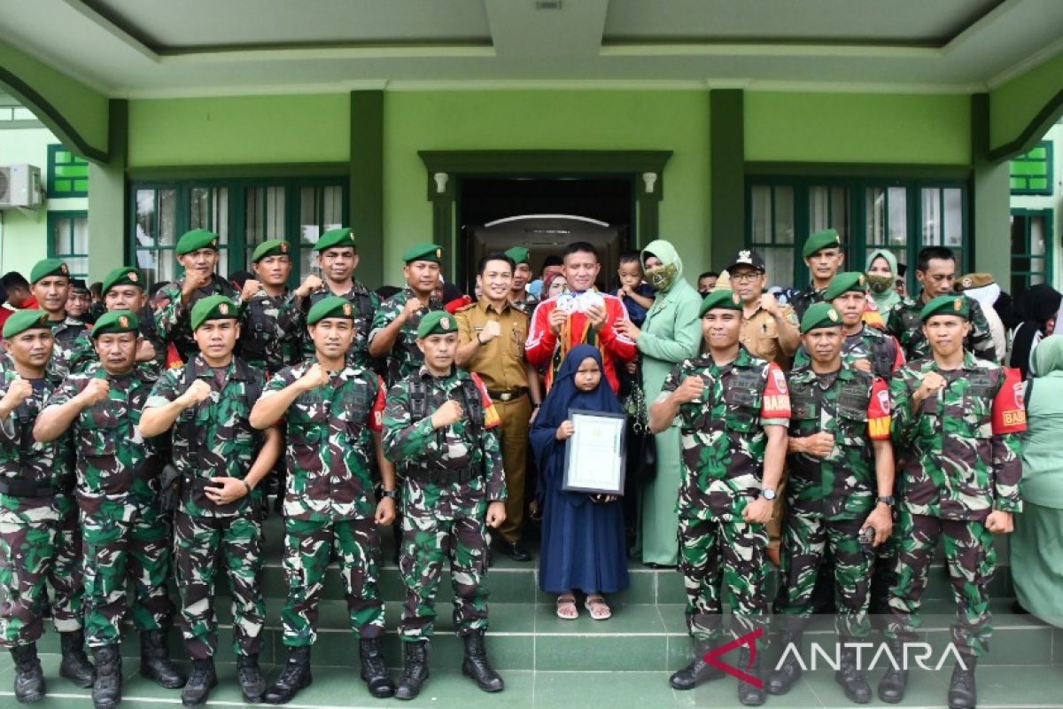 Prajurit TNI AD menyambut Dirhamsyah juara dunia kempo di Portugal