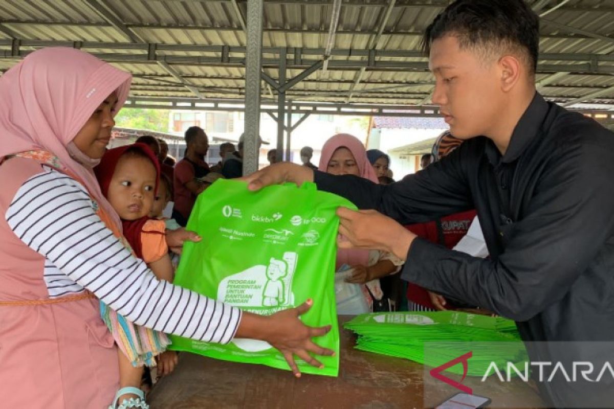 Pos Indonesia Pekalongan salurkan bantuan karkas ayam untuk 1.773 KRS