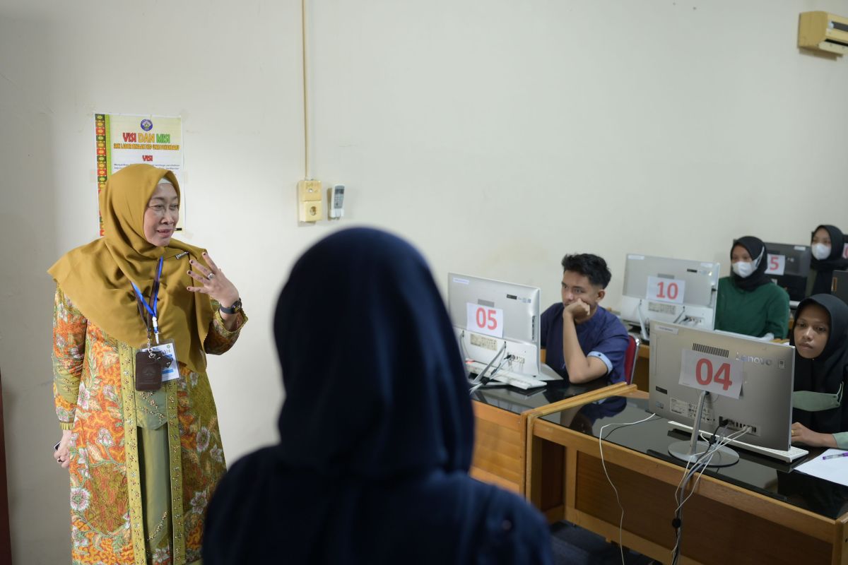 Tinjau hari pertama UTBK-SNBT SNPMB 2023, Rektor : Alhamdulillah lancar