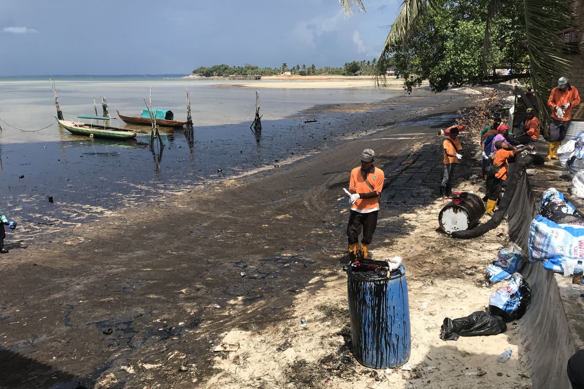 Dinas LHK Kepri tebar obat hilangkan limbah di Pantai Batam