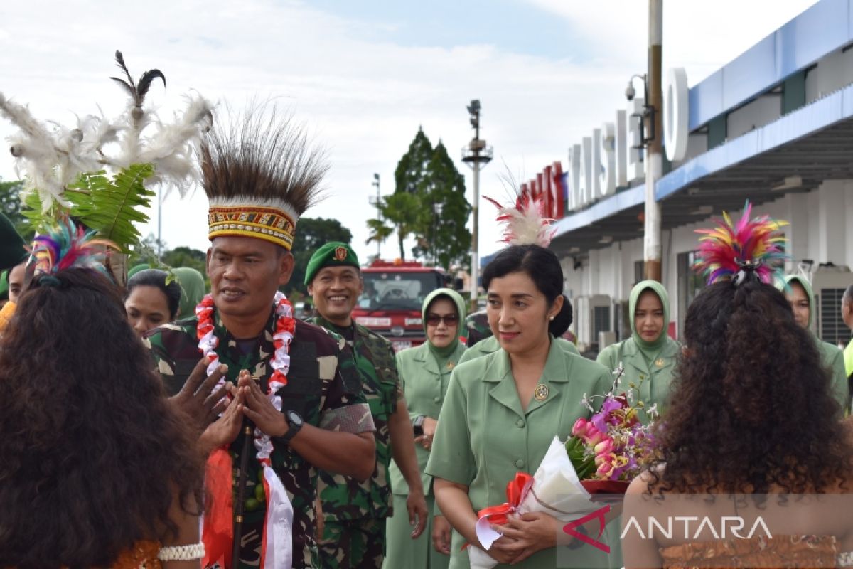 Danrem 173/PVB diterima secara prosesi adat Mansorandak