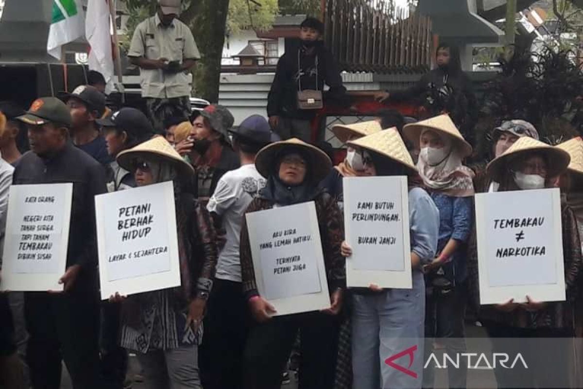 Petani Temanggung gelar aksi demo tolak tembakau disamakan dengan narkotika