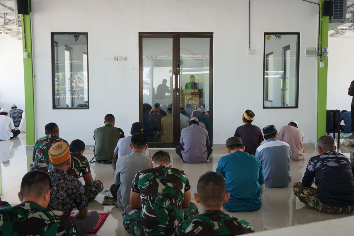 Satgas TMMD Ke 116 Menunaikan Shalat Jumat Bersama Warga Pantai Amal