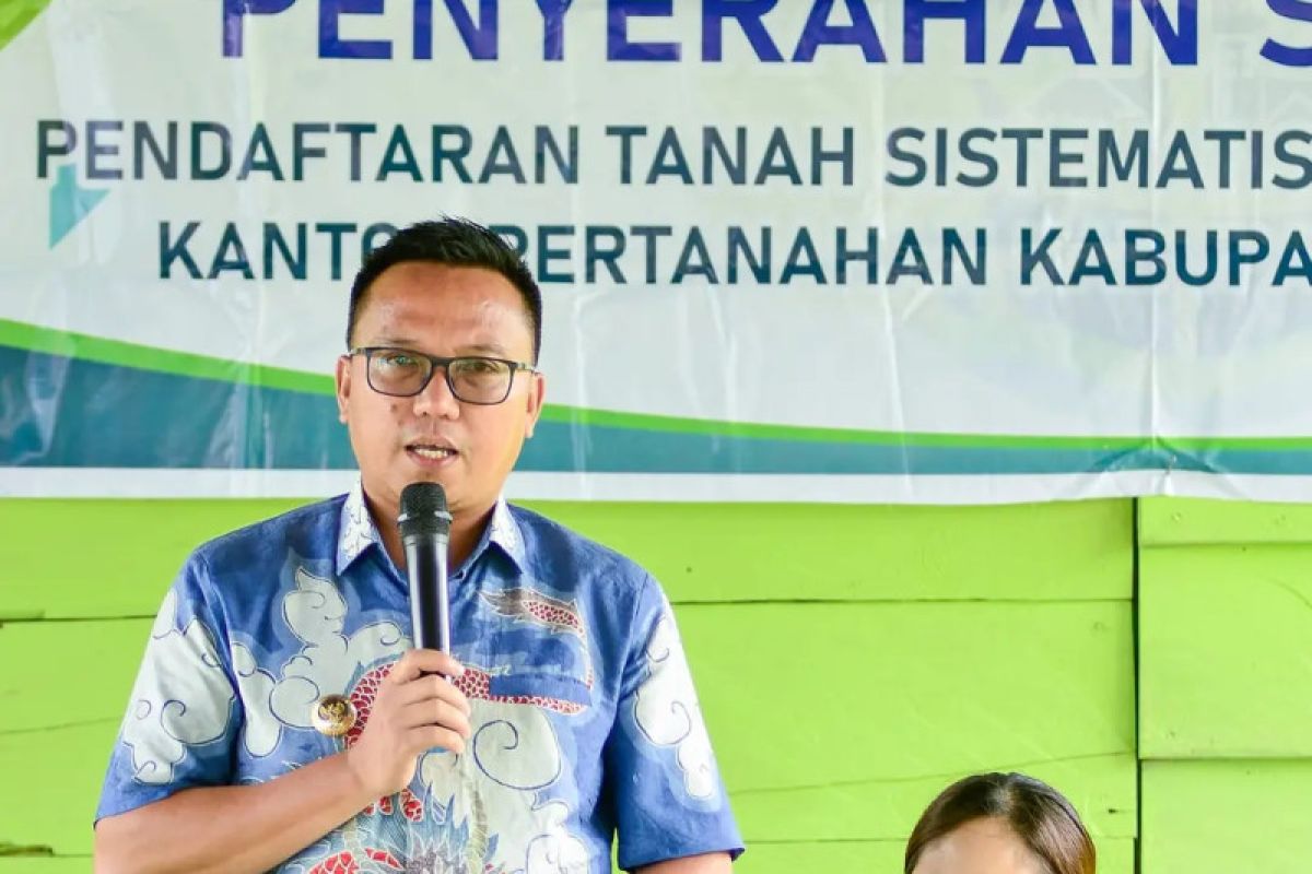 Bupati Morut serahkan 890 sertifikat tanah kepada warga Desa Malino