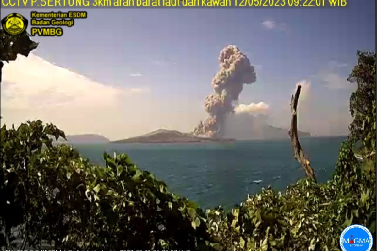 Gunung Anak Krakatau meletus pada Jumat pagi, lontaran abu setinggi 2.500 meter