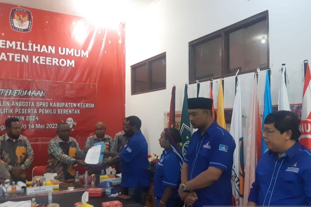 KPU Keerom terima delapan parpol hari terakhir pendaftaran bacaleg