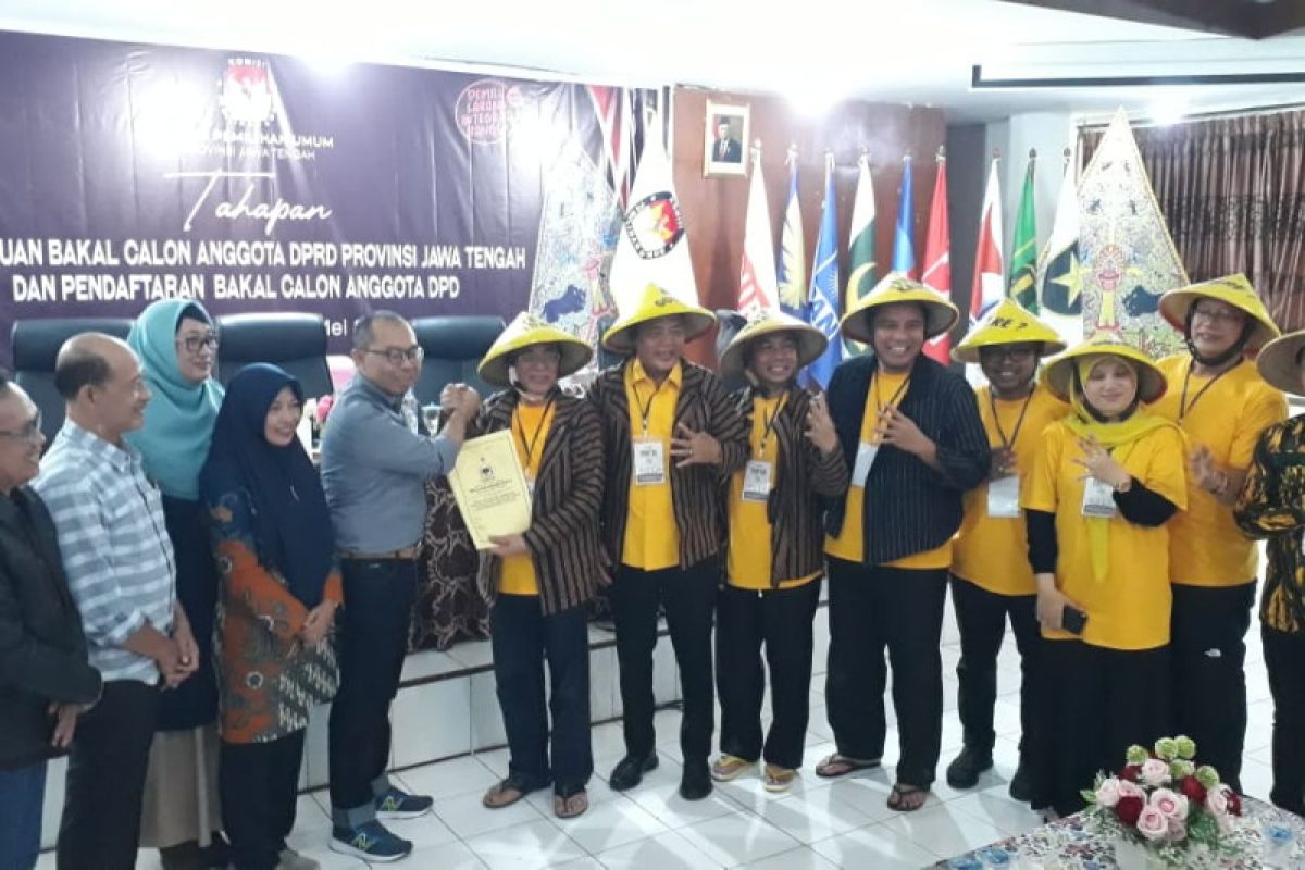 Konsen kesejahteraan petani, Bacaleg Golkar kenakan caping saat daftar KPU Jateng