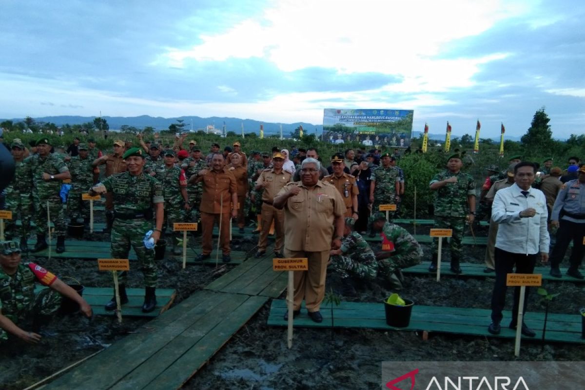 TNI-Polri dan Pemprov Sulawesi Tenggara tanam bibit mangrove di pesisir Kendari