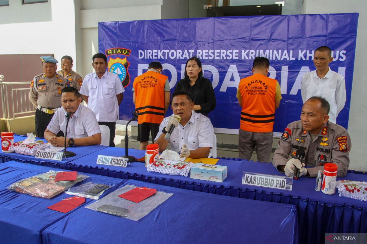 Berkas belum lengkap, Kadinkes Kampar dan Kapus Siberuang dibebaskan