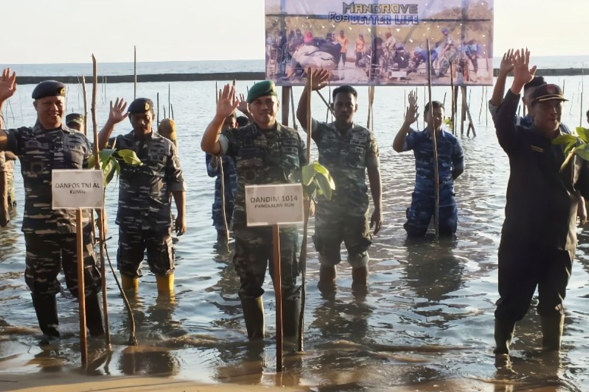 Kodim berpartisipasi jaga ekosistem pantai di Desa Kubu