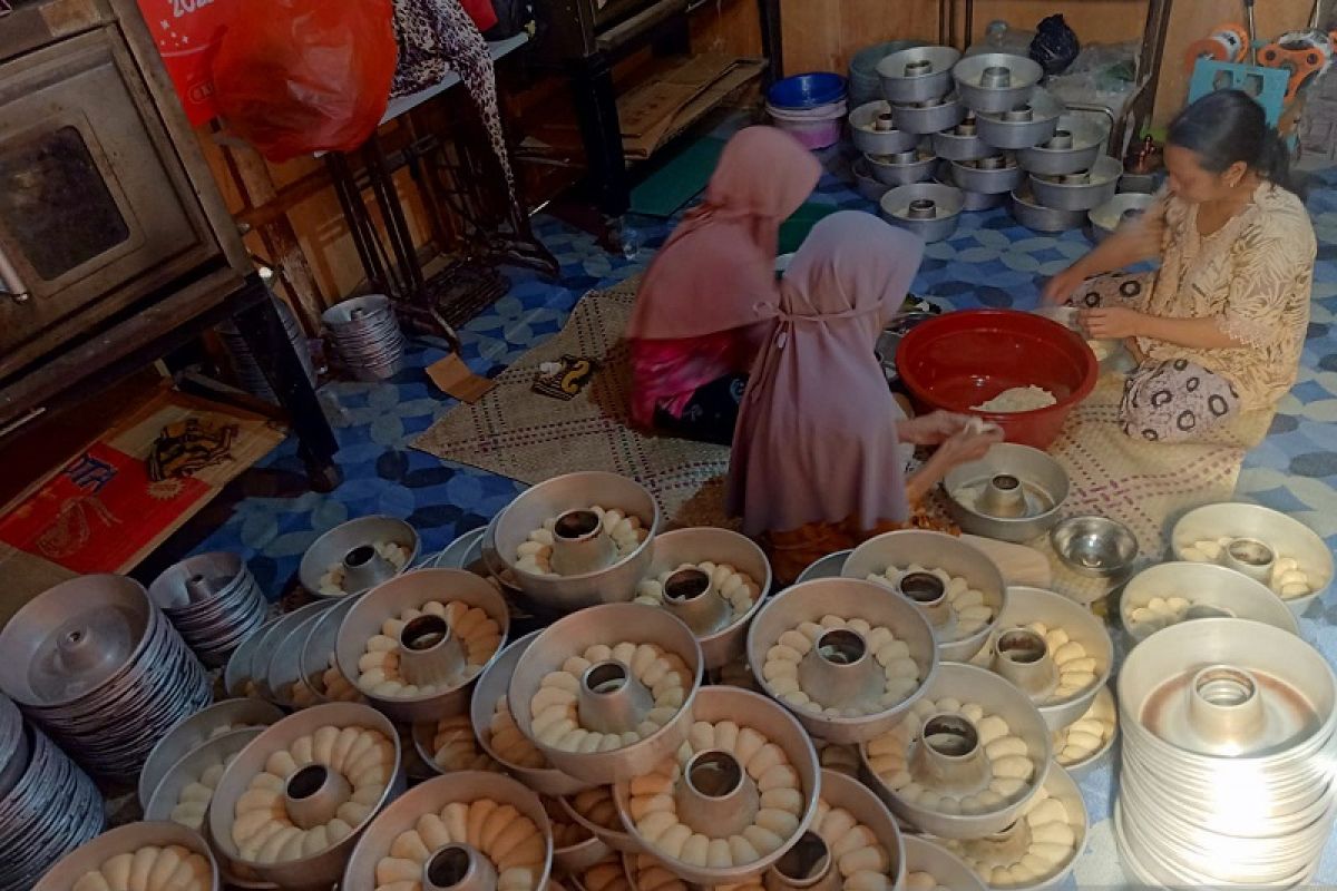 Terinspirasi dari makanan khas daerah, nasabah UMKM BRK Syariah Tembilahan kembangkan bisnis usaha roti gembung