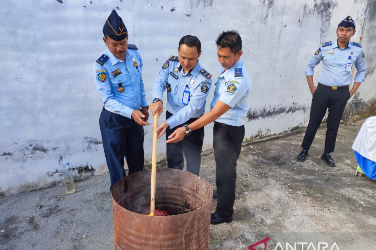 Rutan Kolaka musnahkan barang hasil sitaan warga binaan