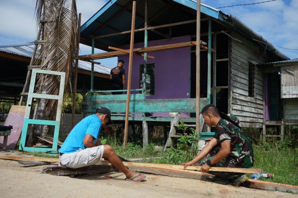 Satgas TMMD Kodim Tarakan mulai perbaiki rumah warga di Pantai Amal