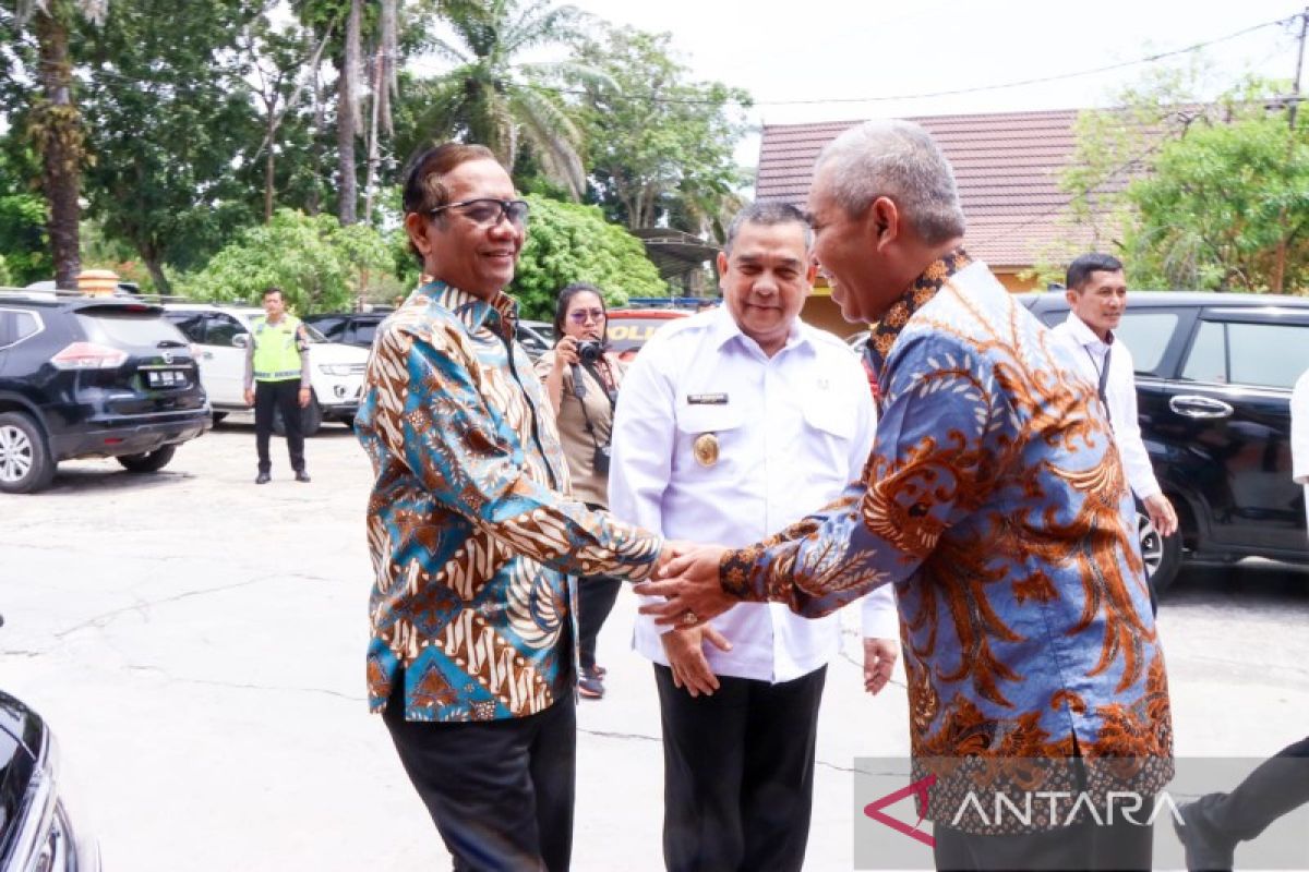 Mahfud MD makan siang di Pondok Masakan Khas Melayu, Tito Karnavian absen