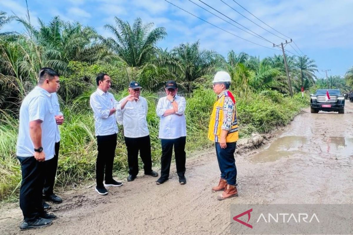 Presiden Jokowi ungkap dapat aduan jalan rusak di 7.400 lokasi dari medsos