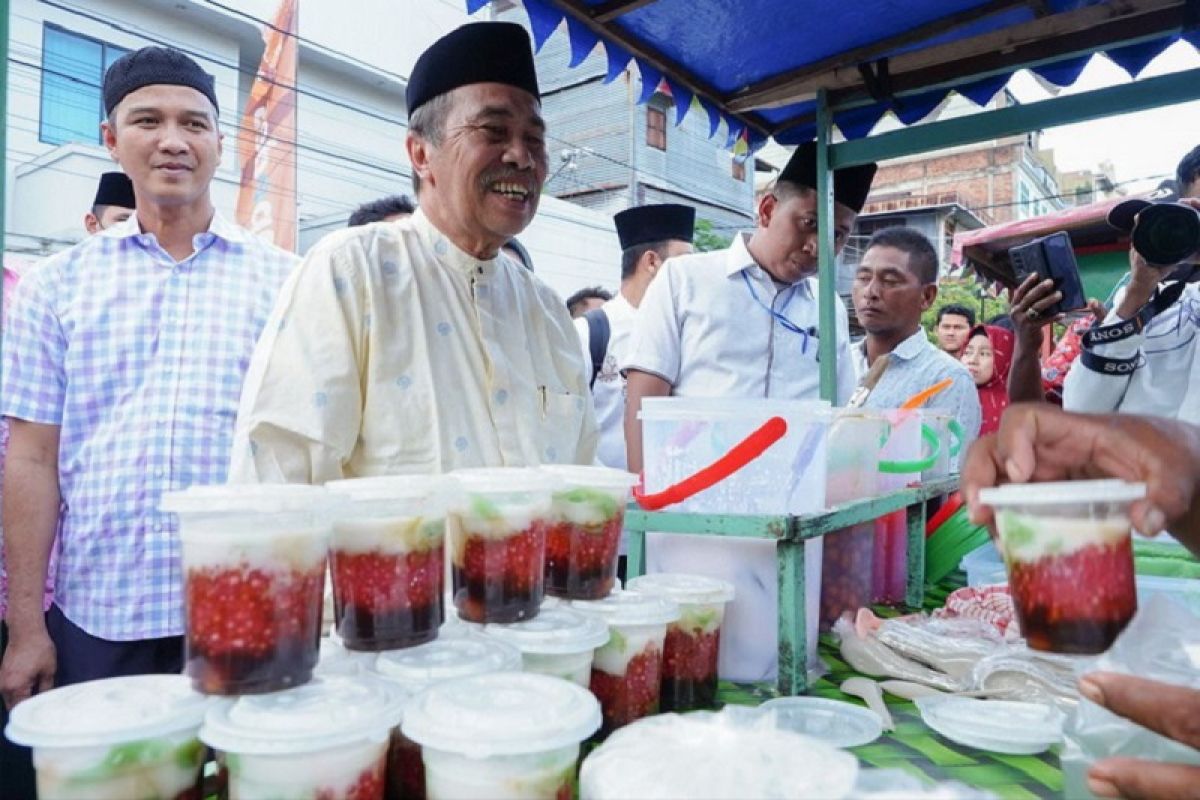 GALERI FOTO - Gubri Syamsuar berburu takjil saat kunker di Rokan Hilir