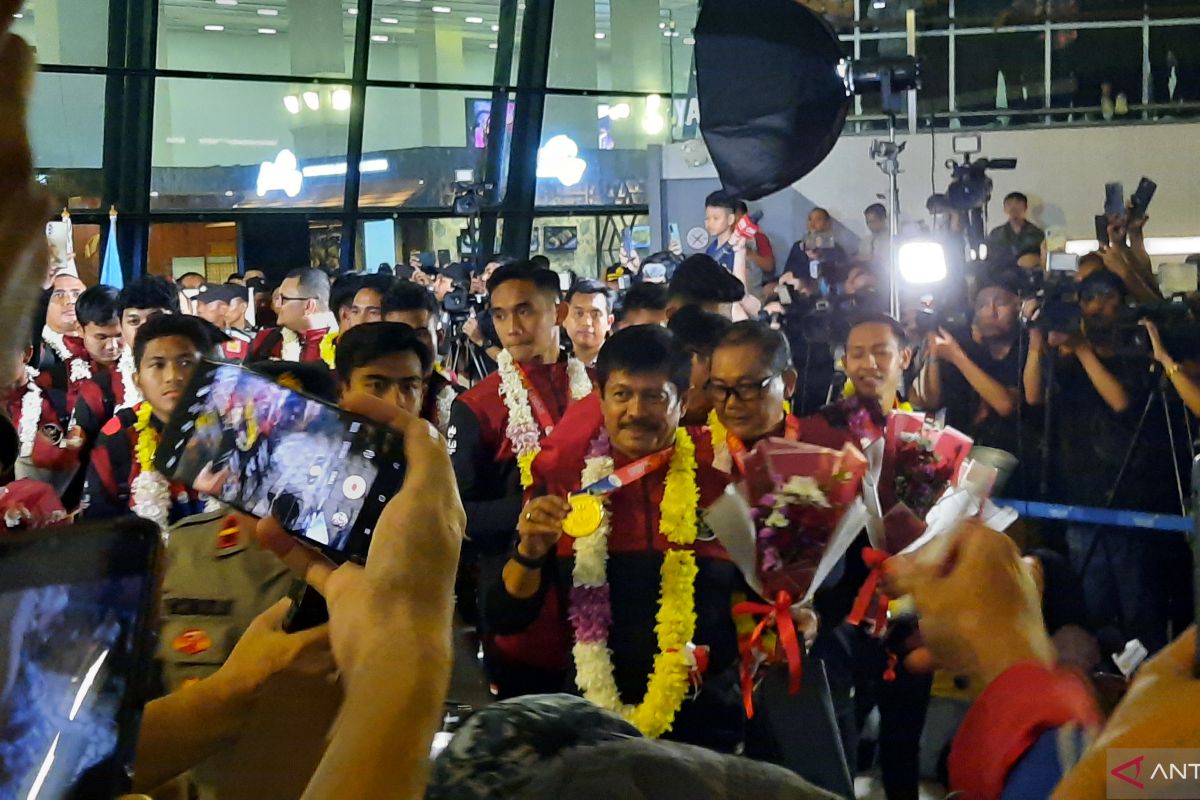 Tim Garuda disambut dengan kalungan bunga