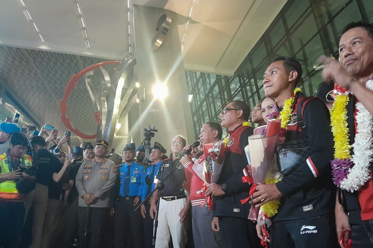 Ribuan suporter sambut kedatangan timnas Indonesia di Bandara Soekarno-Hatta