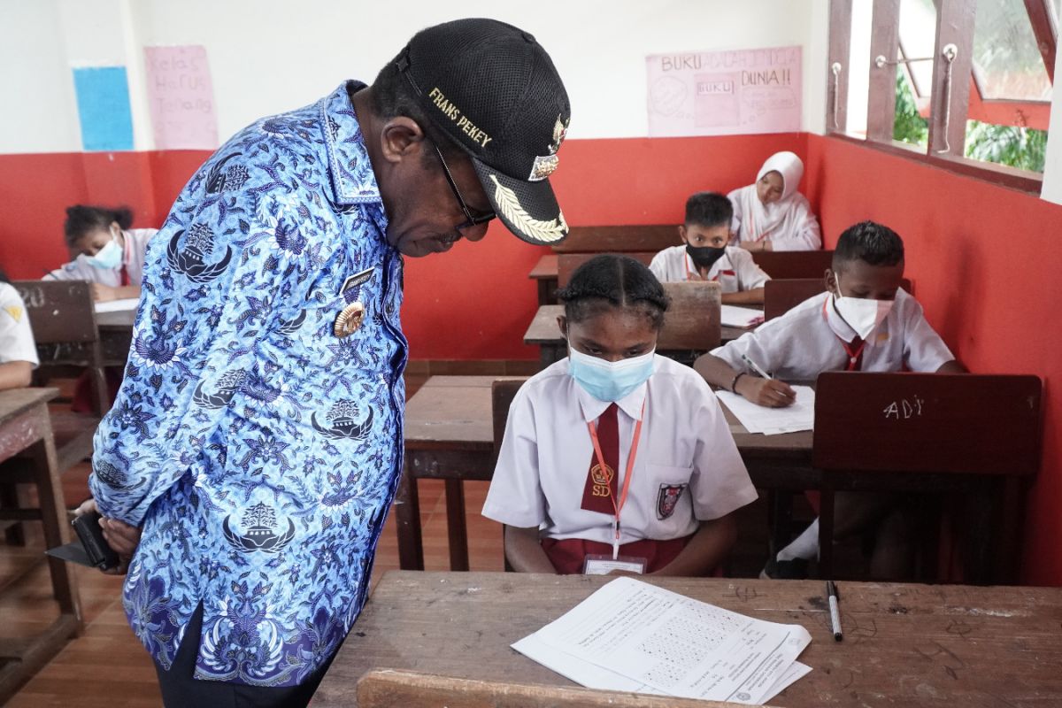 Penjabat Wali Kota Jayapura minta ujian akhir SD dilakukan secara daring