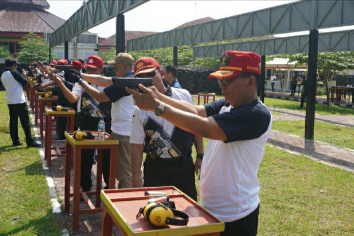 Jajaran Kemenkumham Jateng latihan menembak, jalin keakraban