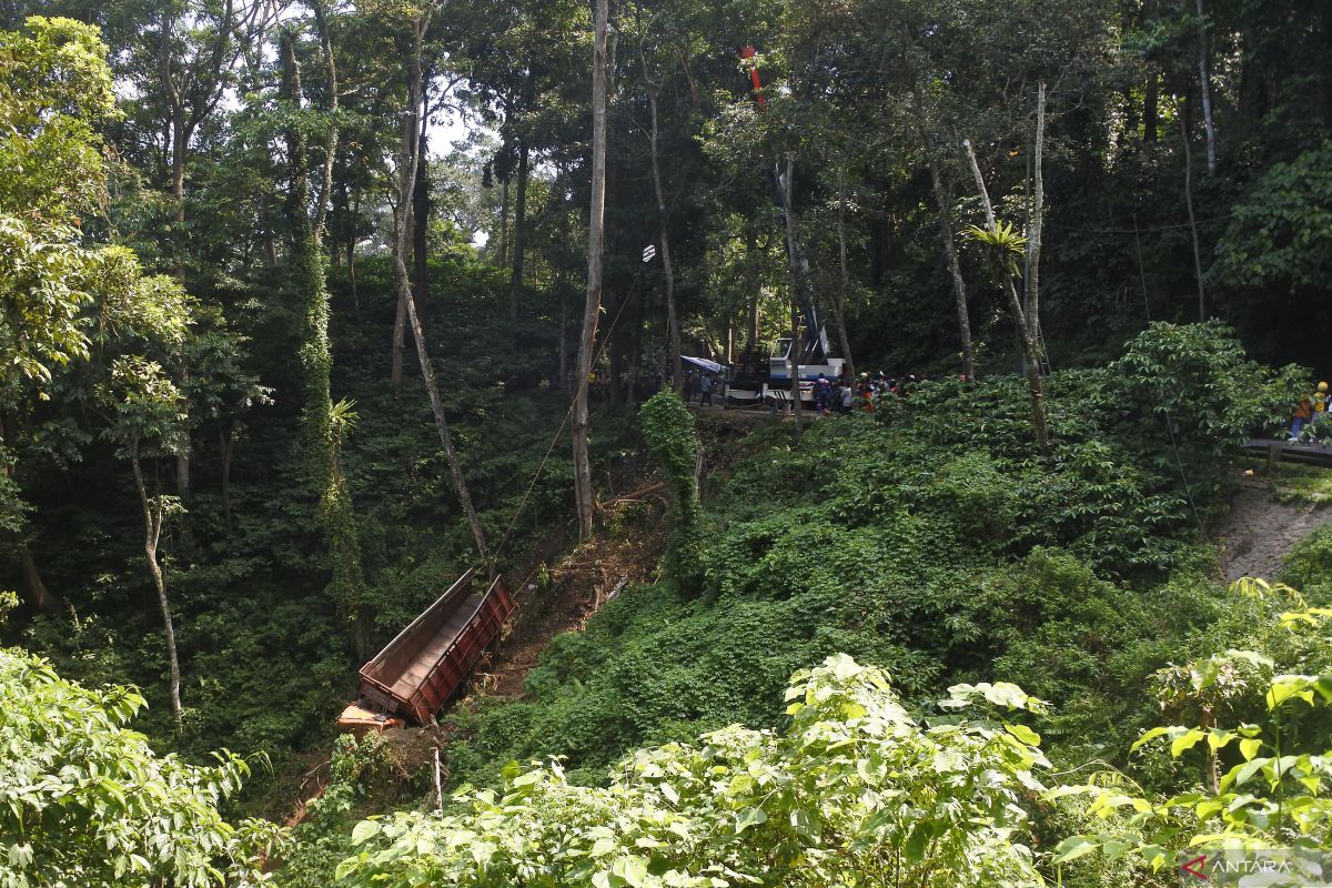 17 orang di Pakistan tewas usai truk terjun ke jurang