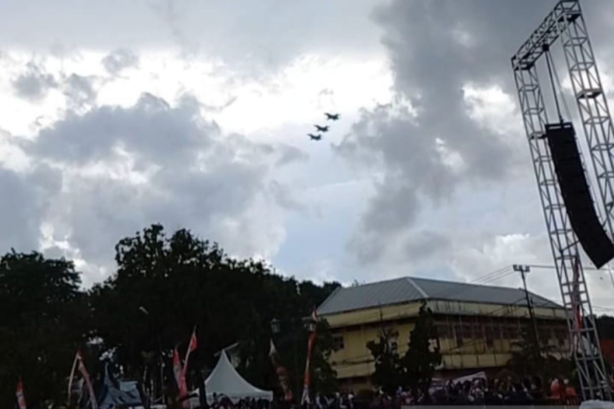 Atraksi F16 dan marching band meriahkan pembukaan Latsitardanus XLIII