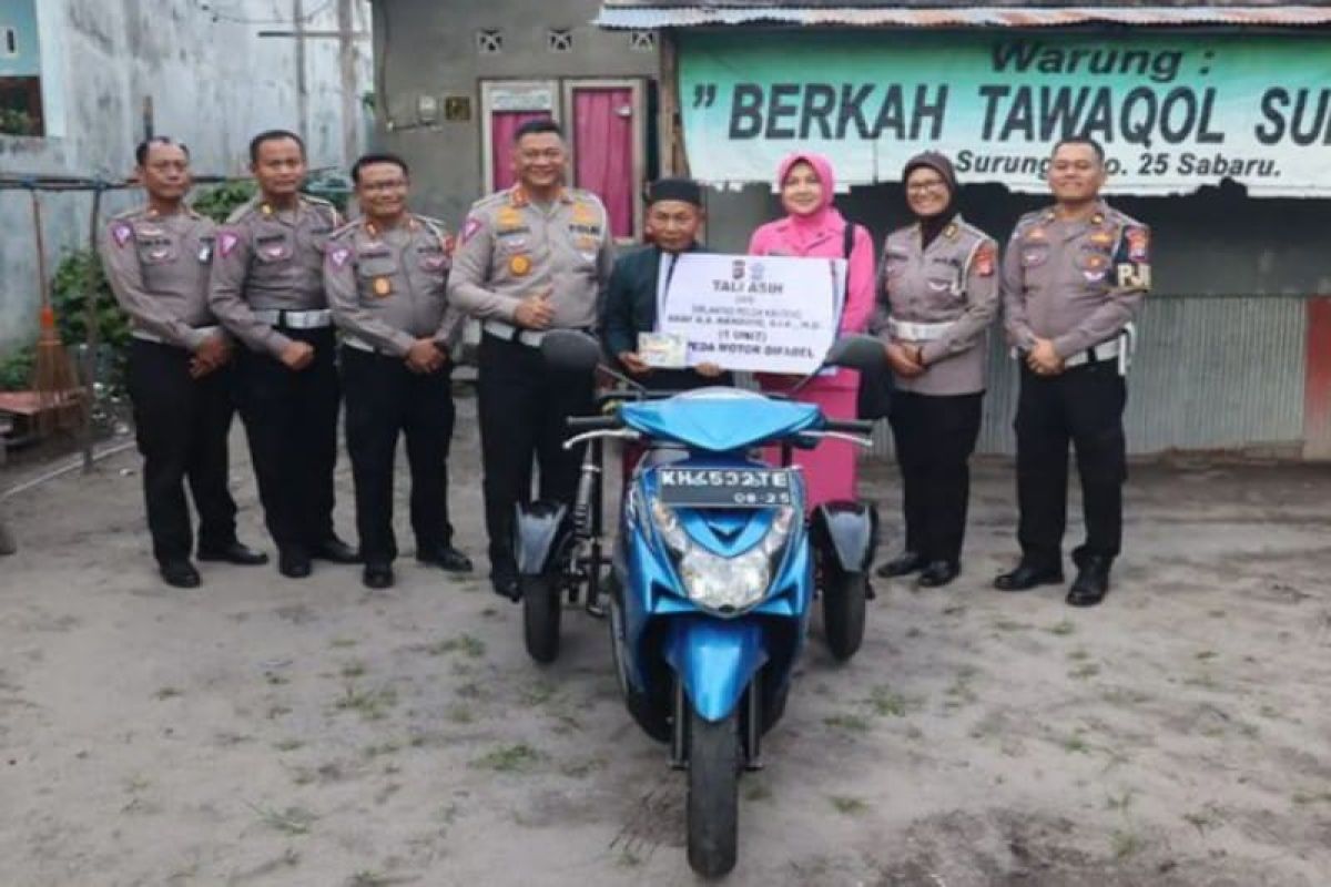 Dirlantas Polda Kalteng beri hadiah sepeda motor disabilitas