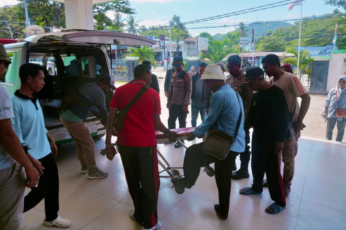 Polisi mengevakuasi sopir tenggelam di Pantai Mandalika NTB