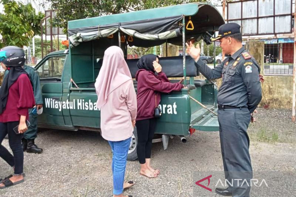 Polisi WH jaring puluhan perempuan berbusana ketat di Aceh Barat