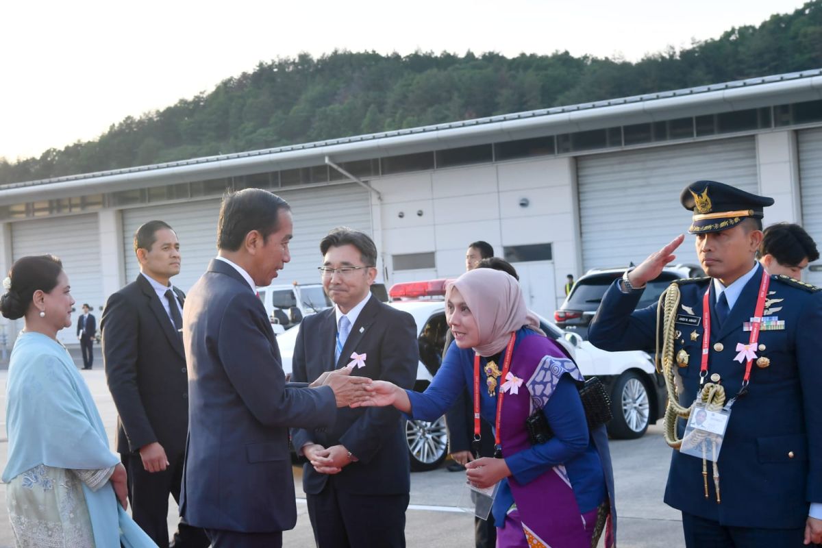 Presiden Jokowi dan Ibu Negara kembali ke Tanah Air