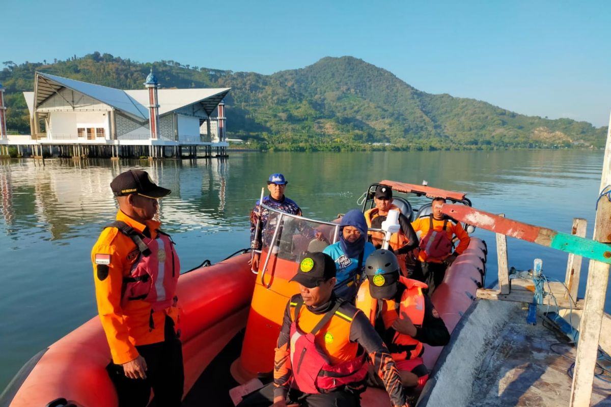 Tim SAR gabungan mengevakuasi pemancing yang terdampar di laut Bima