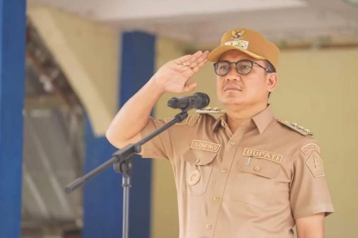 Pj Bupati Kolaka Utara menyerahkan SK PPK Nakes pada upacara Harkitnas