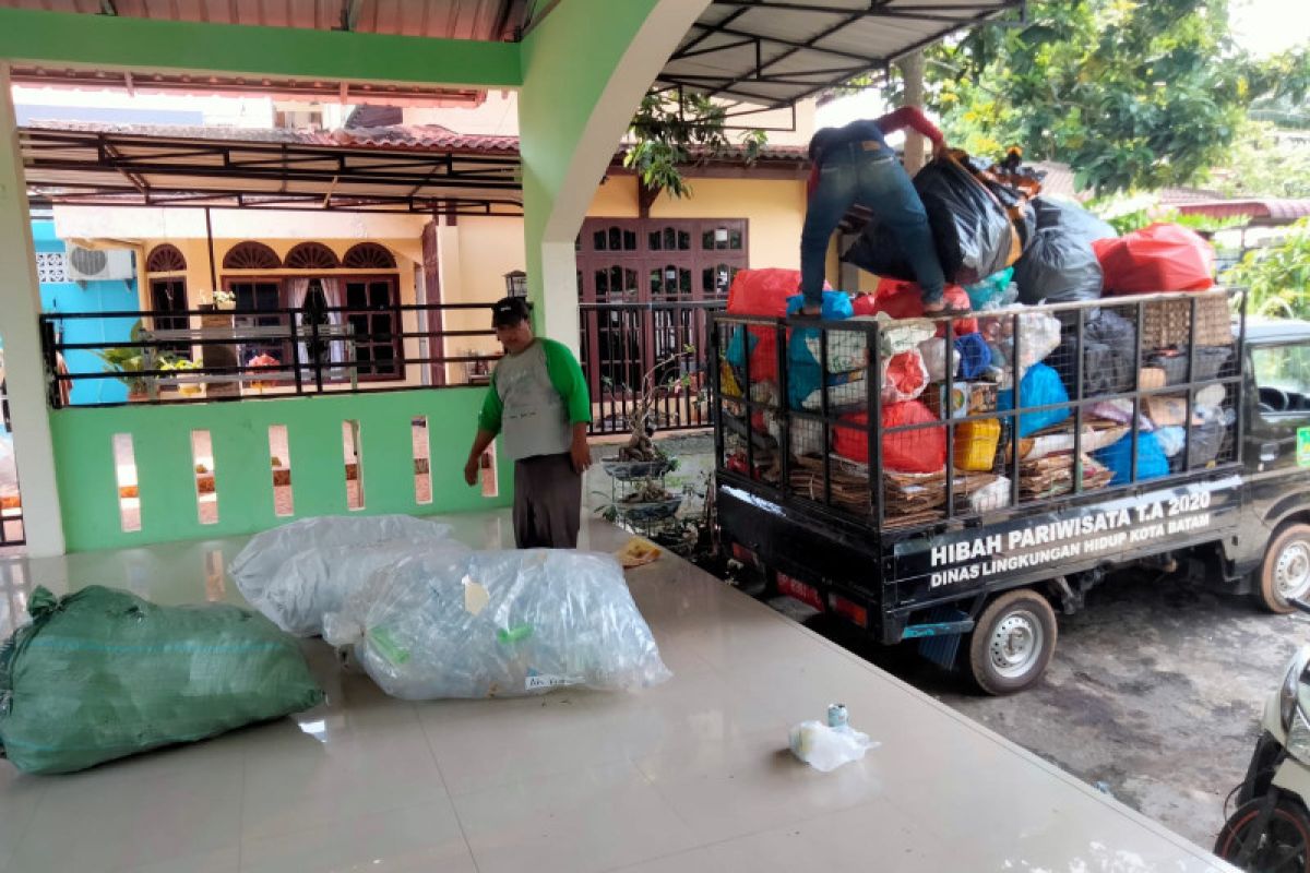 Sampah daur ulang bisa ditukarkan dengan emas di Batam