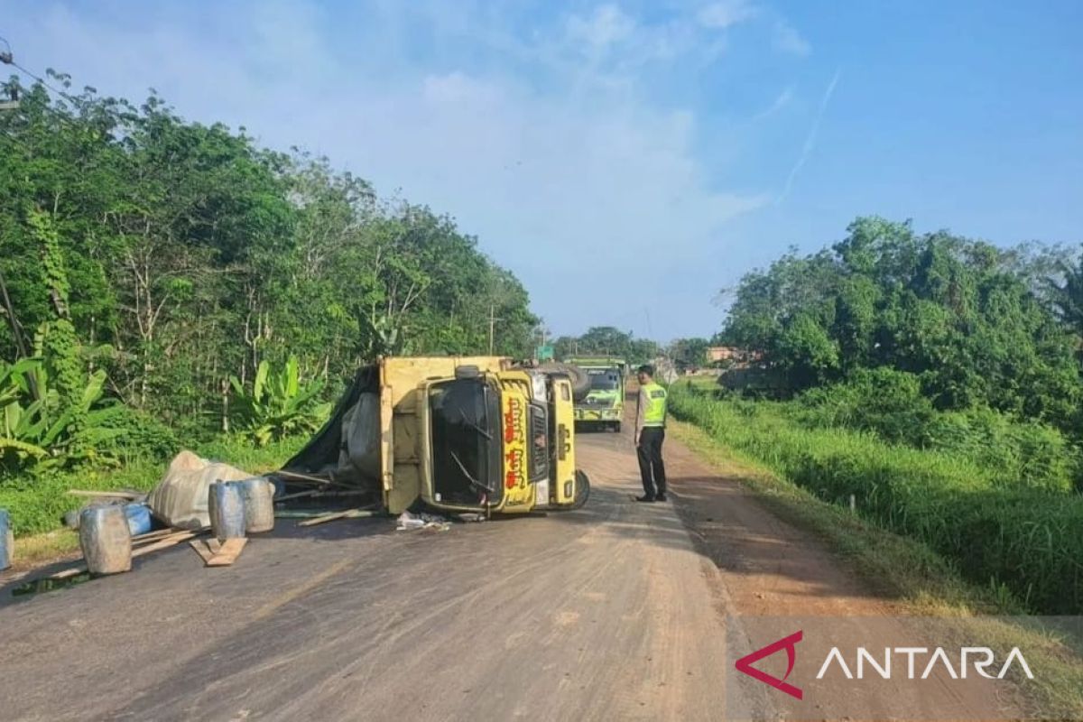 Polisi pastikan Jalintim  Palembang-Betung bersih dari tumpahan minyak