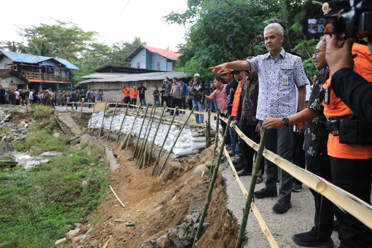 Ganjar bantu perbaikan jalan ambles Banjarnegara-Kebumen dipercepat