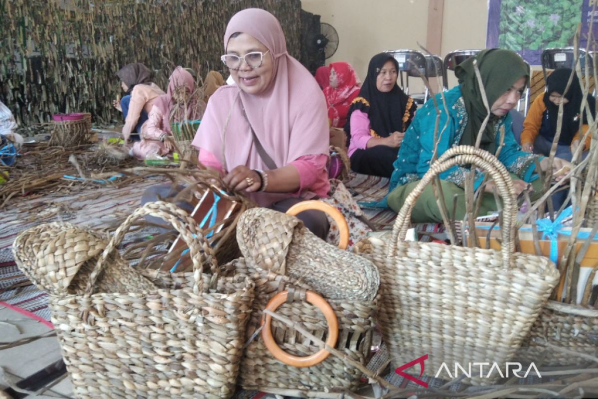 Warga Kudus dilatih membuat kerajinan dari gulma enceng gondok