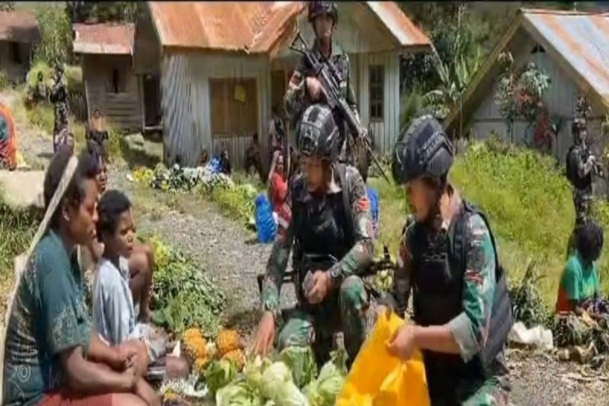 Satgas Yonif Raider 303 Borong Hasil Bumi Warga Beoga Puncak Antara News Papua 1911