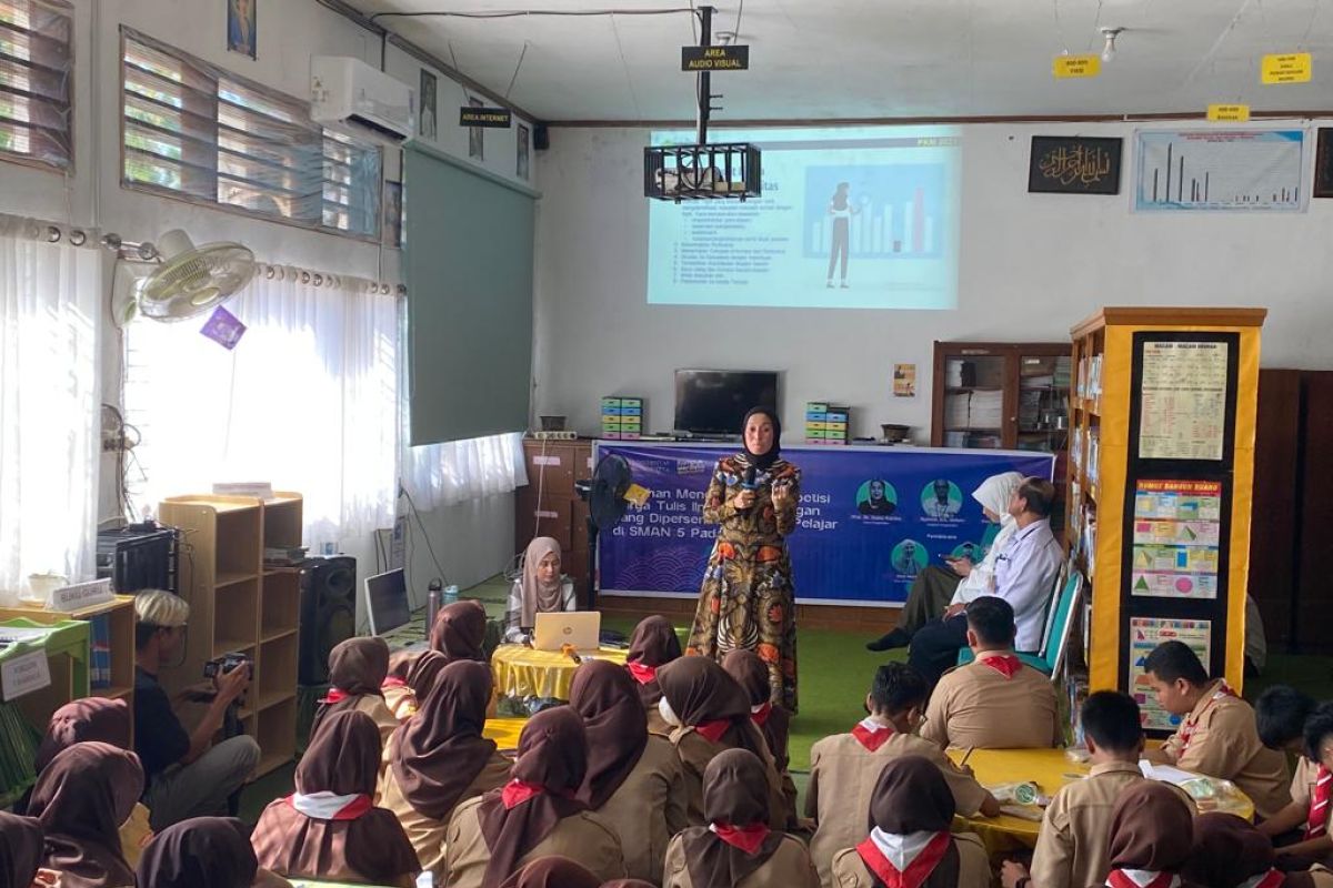 Dosen dan mahasiswa Sastra Jepang UBH gelar pelatihan bagi pelajar SMA di Padang