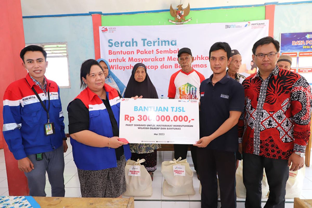 Pertamina bagikan 2.000 paket sembako untuk warga Cilacap dan Banyumas