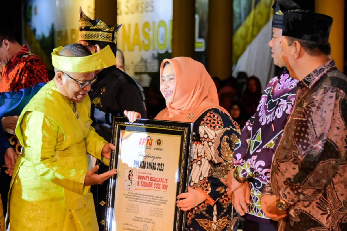 Bupati Bengkalis terima anugerah PWI Award 2023