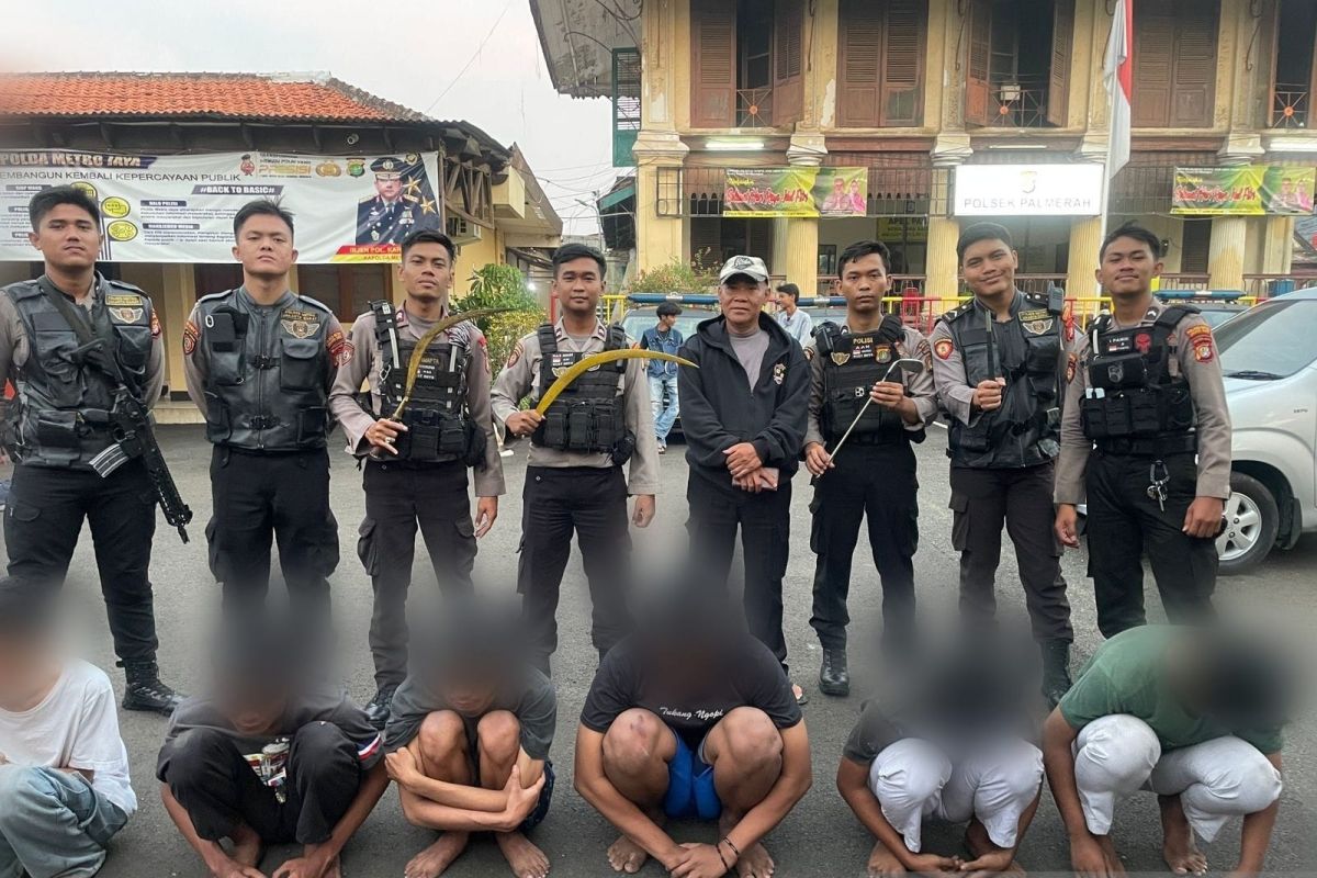 Polisi bubarkan tawuran antarwarga di Palmerah