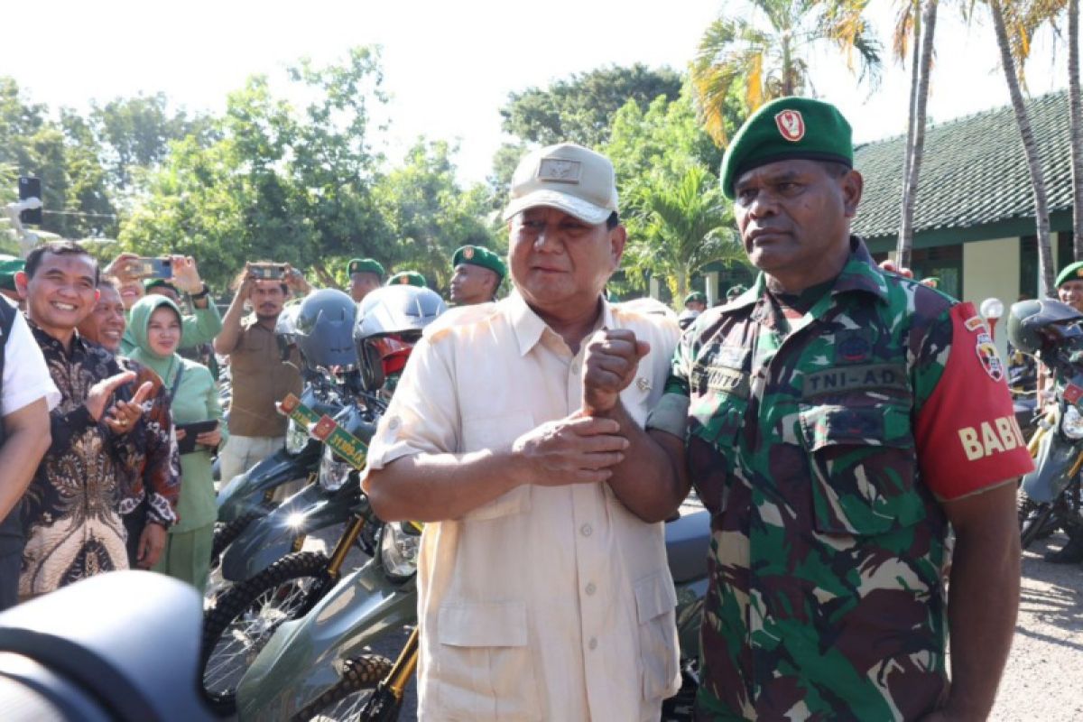 Menteri Pertahanan serahkan sepeda motor operasional Babinsa di Sumbawa