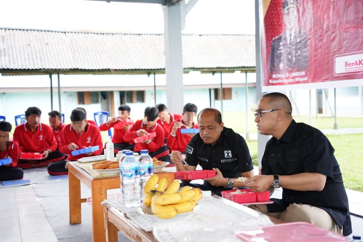 Kakanwil makan bersama Andikpas dengan menu yang sama