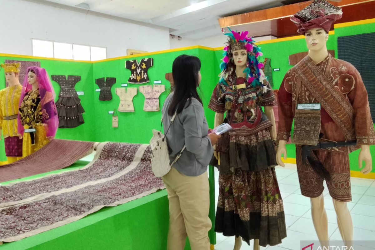 Tradisi pembuatan kain kulit kayu di Sulteng