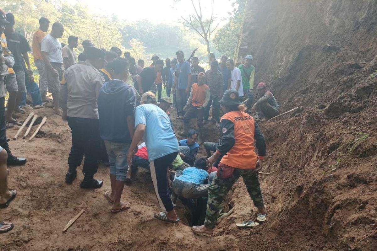 Bupati Kudus minta perbaikan talud yang tewaskan pekerja  dihentikan