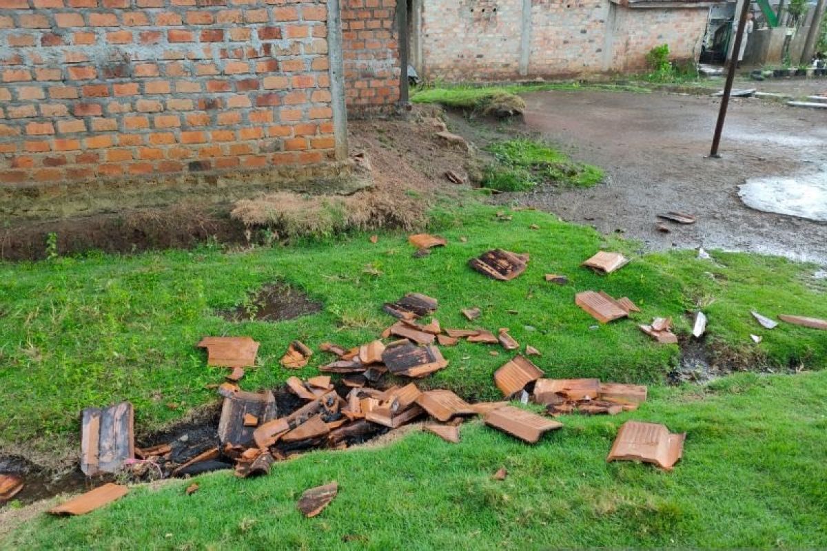 BPBD sebut hujan es rusak rumah warga di OKU Timur