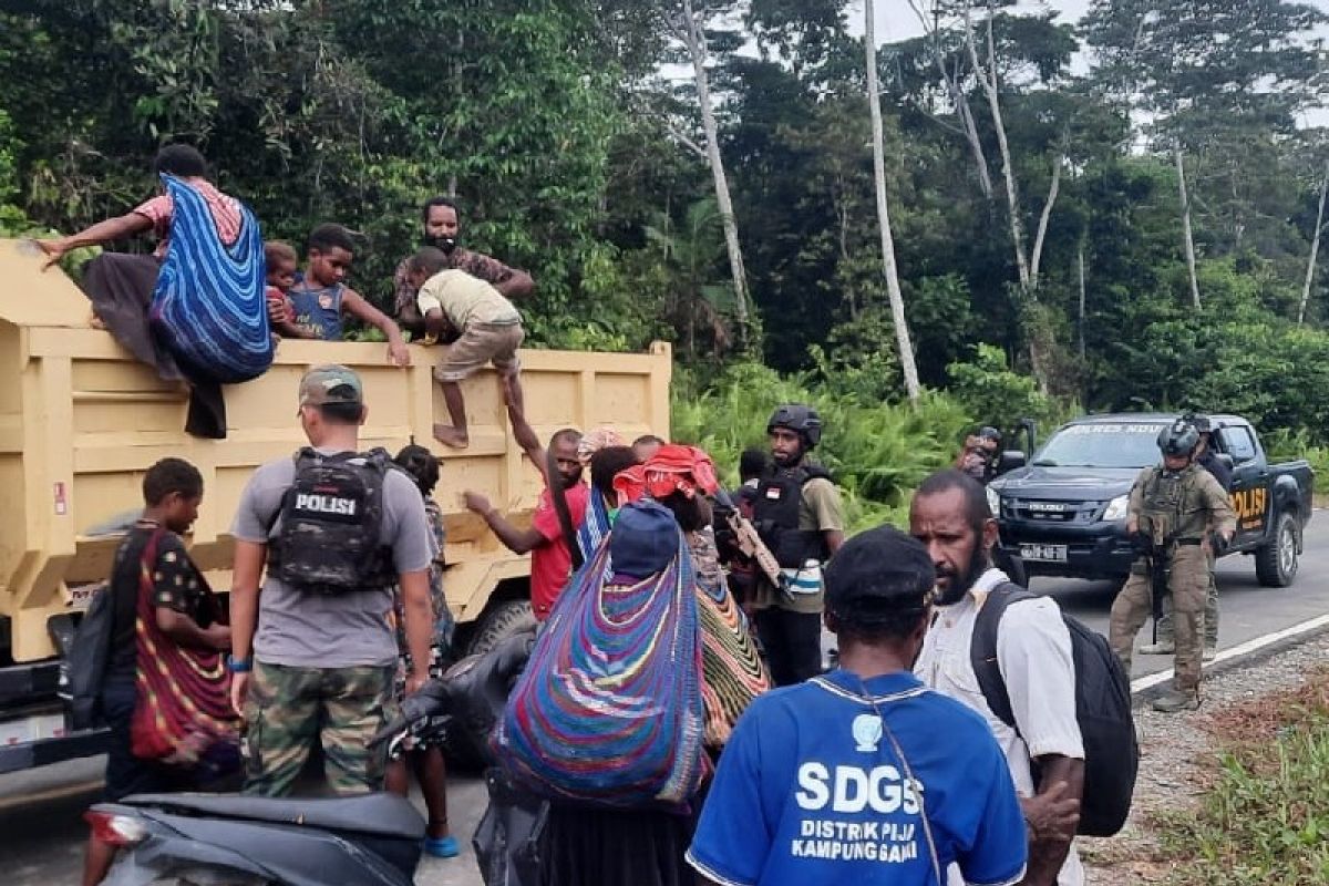 156 warga Nogoloit mengungsi pasca-kontak senjata TNI/Polri dengan KKB