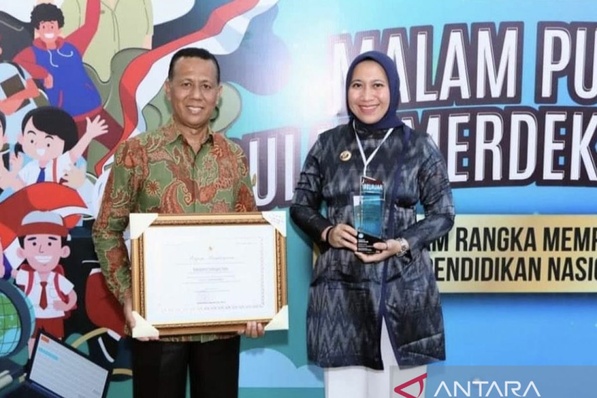 Bupati Inhu terima langsung penghargaan "Merdeka Belajar 2023"