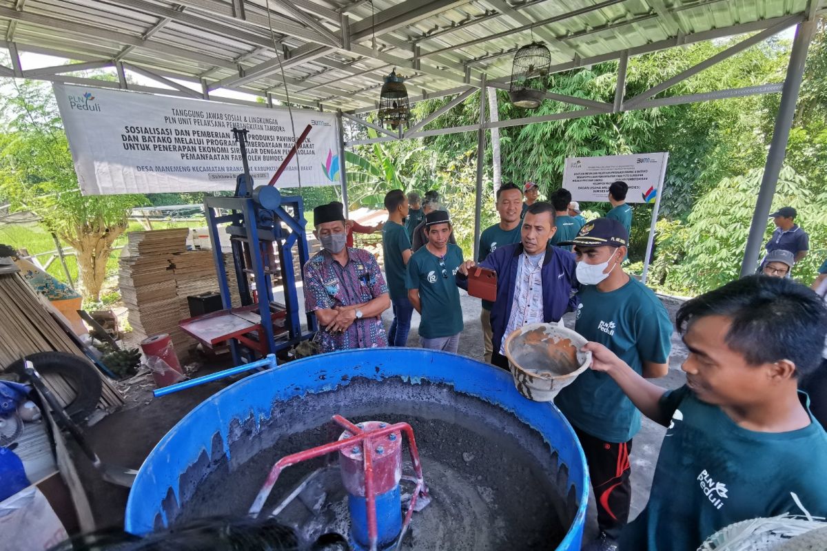 PLN NTB memberikan bantuan Rp111 juta untuk UMKM pengolah limbah