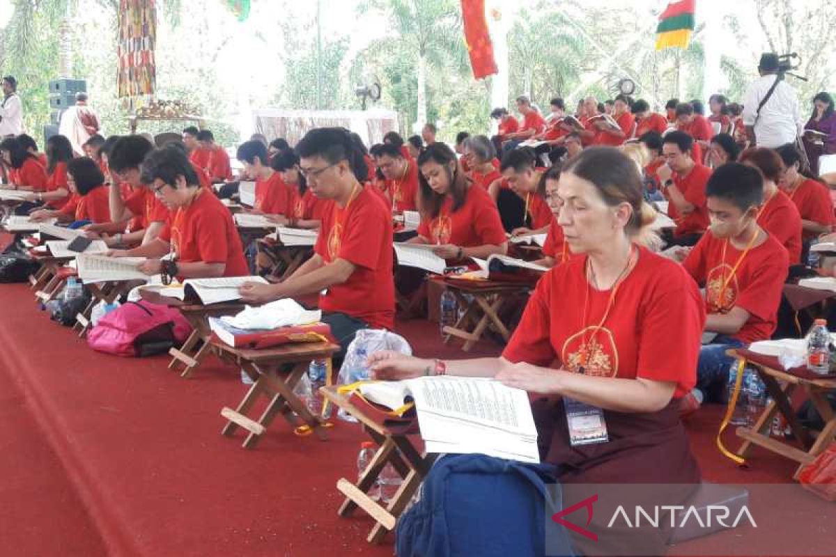 Umat Buddha gelar doa perdamaian dunia di Borobudur